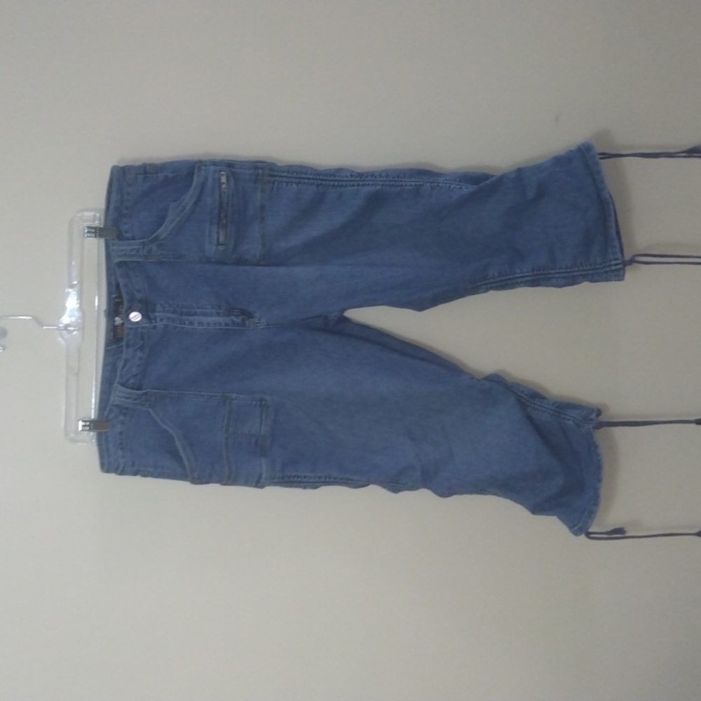 LUXURY BLUES JEANS SIZE 21/22 CAPRIS